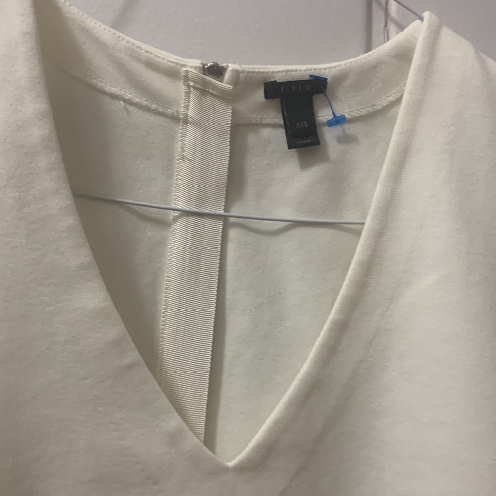 V neck sleeveless top - Picture 2 of 5